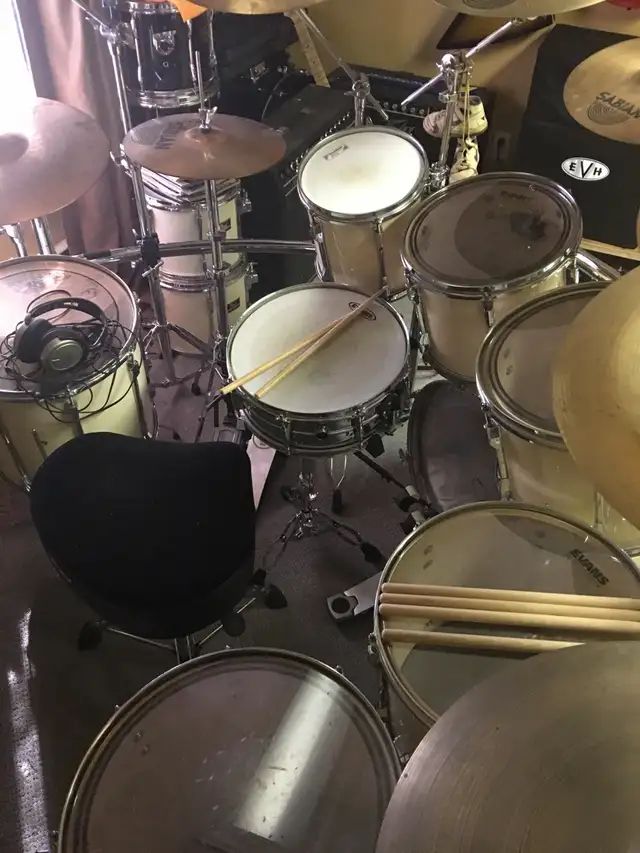 2 Vintage Pearl Drum sets in Drums & Percussion in Timmins - Image 9