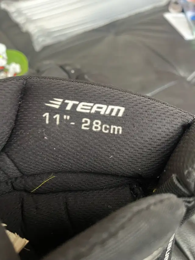 Strathcona warriors hockey gloves & jacket in Hockey in Strathcona County - Image 4