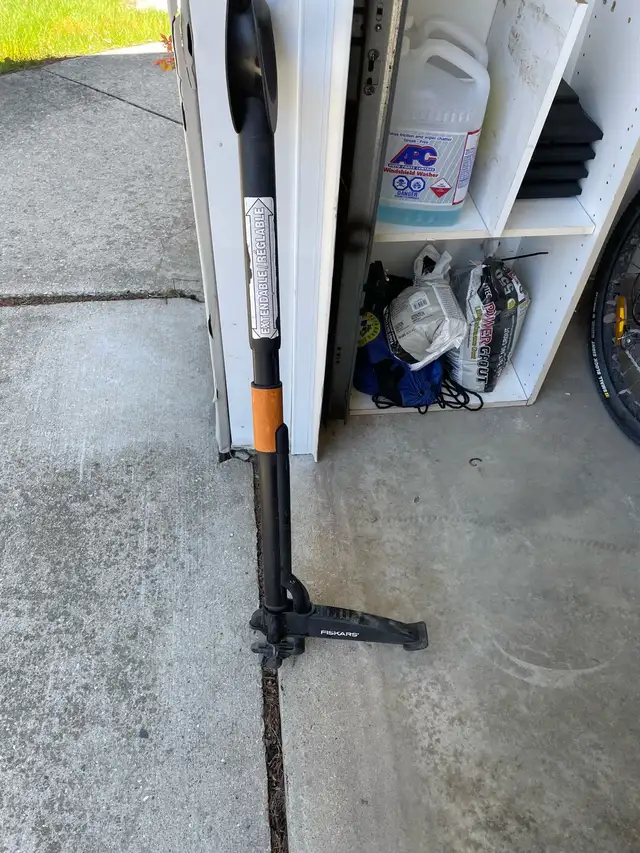 Fiskars Deluxe Stand-Up Weeder - Extendable Handle - 4 Claw in Outdoor Tools & Storage in Owen Sound - Image 3