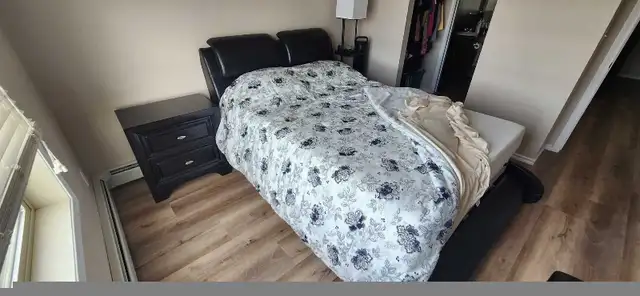 Queen bed with matress and night table64175755430913122