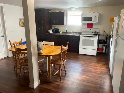 - $ 550 PAR MOIS. - Je propose des GRANDES CHAMBRES TRÈS BIEN SITUÉES ET PRÈS DE L’ÉPICERIE , confor...