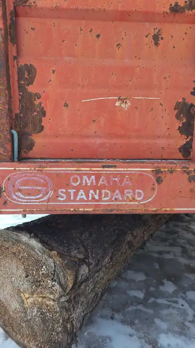 18' steel grain box. Measurements are 17'9" long, 7'5" wide, 40" tall has a good nordic twin Cylinde...