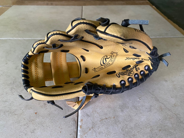 Rawlings Baseball Glove, 9” in Other in City of Halifax - Image 2