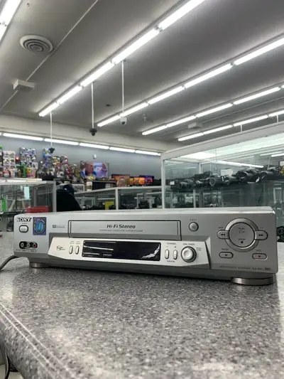 Sony SLV-N81 VCR Item #1383363 - Includes remote - 22W - Made in Malaysia Swap Shop 416-701-1701 WE...