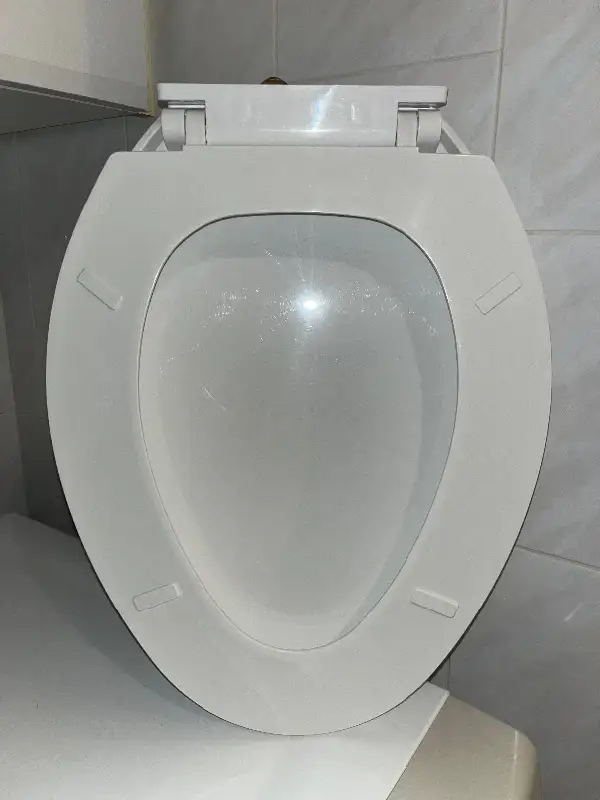 Siège de toilette allongé propre / Clean elongated toilet seat in Plumbing, Sinks, Toilets & Showers in City of Montréal - Image 5