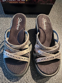 NEW Women’s Skechers Cali Memory Foam Wedge Shoes. 