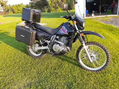 2022 Suzuki DR 650...2,600 km...D606 tires plus original tires with 0 kms...lots of extras...luggage...