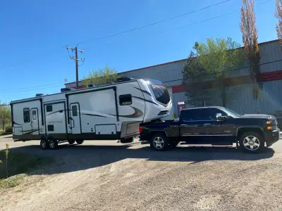 Excellent condition 39’ fifth wheel, 11,390lb dry weight. 3 slides, queen master bed, rear double lo...