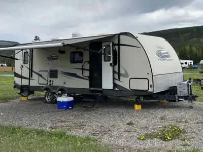 Selling our 2014 Coachmen Freedom Express 282BHDS travel trailer. This is a great family bunkhouse l...