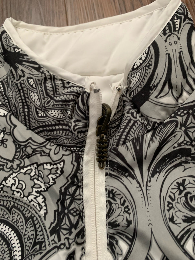 Vest reversable  in Women's - Tops & Outerwear in Kitchener / Waterloo - Image 3