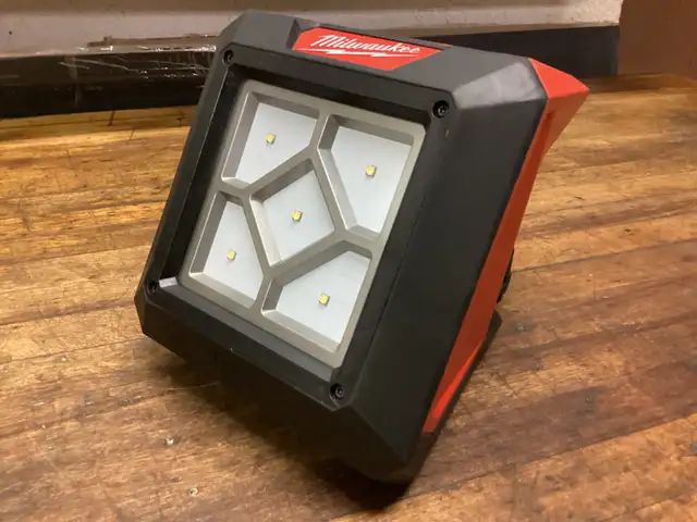 MILWAUKEE M12 ROVER 1000 LUMEN 3-MODE LED FLOOD LIGHT/3.0 BATT.