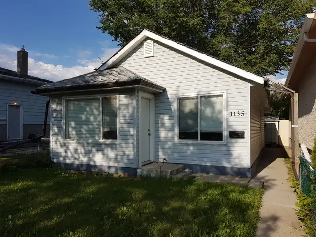 Nice 2 Bedroom w Garage - East End Available Immediately