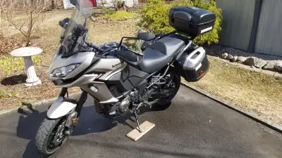 Moto de route, parfaite pour long voyage. Parebrise ajouté pour plus de confort(J'ai encore l'origin...