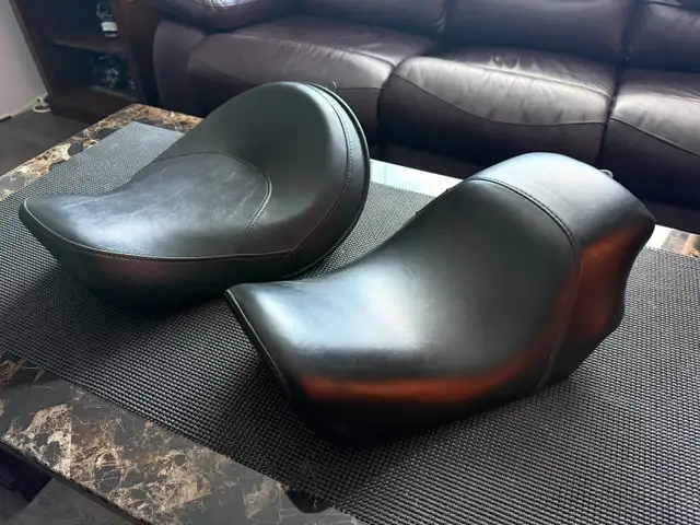 2 Harley Davidson Dyna 2006 up solo seats package deal $150 obo  in Motorcycle Parts & Accessories in Edmonton - Image 2