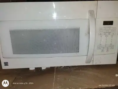 This Kenmore over-the-range microwave features smart touch sensor technology and convenient quick-to...