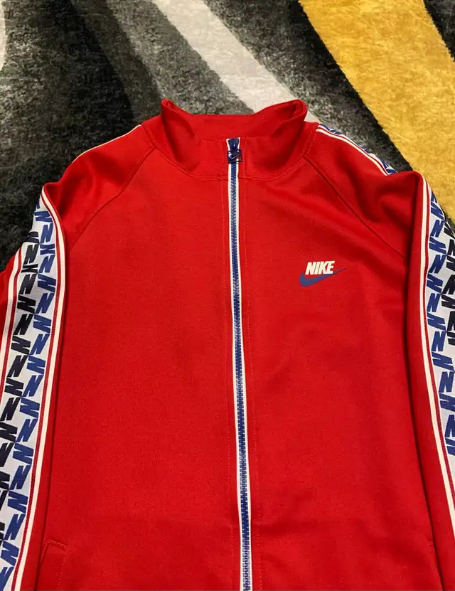 Nike Sweater Zip Up in Men's in Mississauga / Peel Region - Image 3