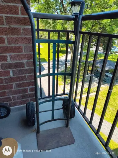 Chariot roue gonflable en bonne état porté réfrigérateur ou cuisinière ou autre très bon appeler au...