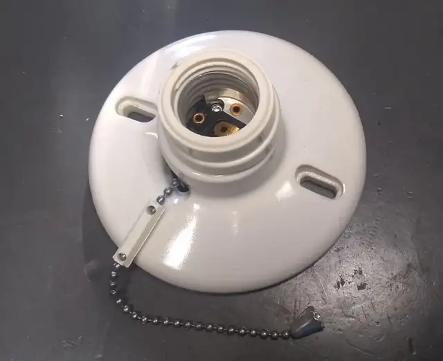 Ceiling socket with chain64048139883650120