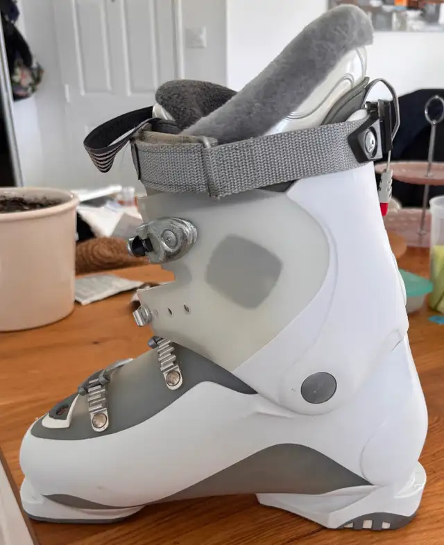 Bottes de ski Atomic femmes 25,5-26 et skis Roxy avec bâton in Ski in Longueuil / South Shore - Image 3