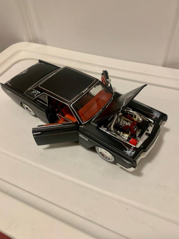 1966 LINCOLN CONTINENTAL BLACK 1:26 SCALE MAISTO PRO RODZ RARE in Arts & Collectibles in Burnaby/New Westminster - Image 4