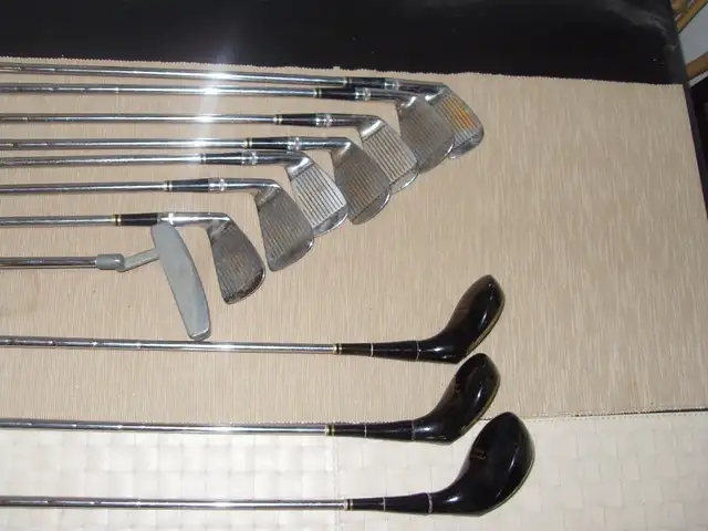 Wison Golf Club Set – Drivers, Irons, Balls, Tees and  Case in Golf in Ottawa - Image 5