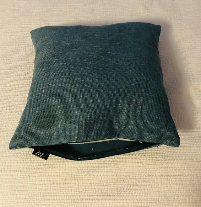 Aqua Feather Accent Pillow in Home Décor & Accents in City of Toronto - Image 3