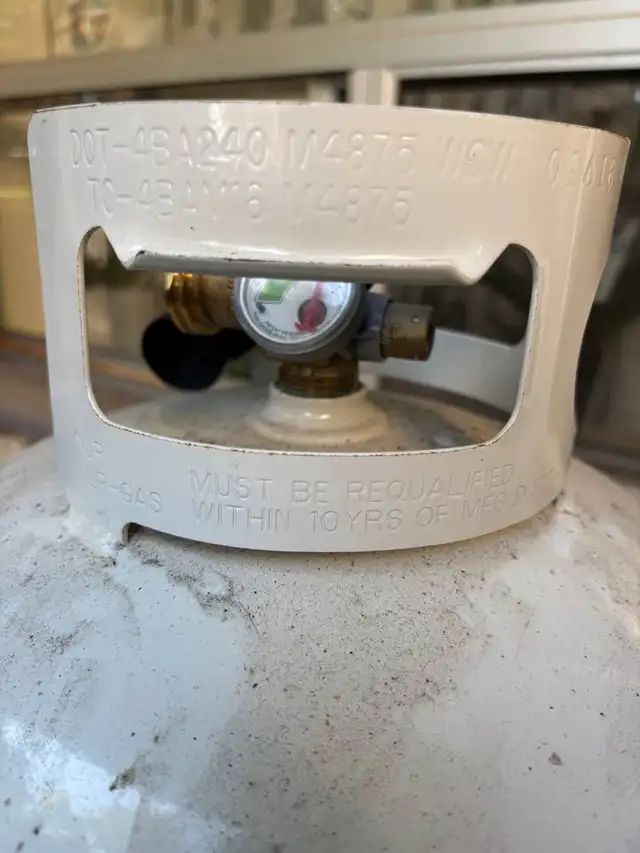 Sterling Porter 3-Burner BBQ + Propane in BBQs & Outdoor Cooking in City of Toronto - Image 8