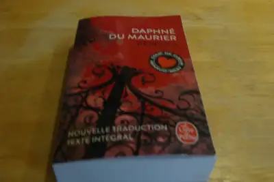 Rebecca, livre de poche de Daphne du Maurier, View more