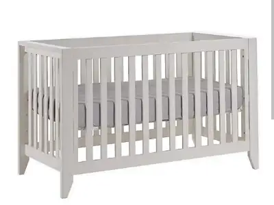 Pali Spessa Convertable crib, white. Good, lightly used condition. Manual and all hardware provided....