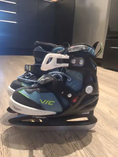 Patins de hockey pour enfant ajustables VIC Hockey. Pointure réglable US 8Y à 12.5Y, idéal pour suiv...