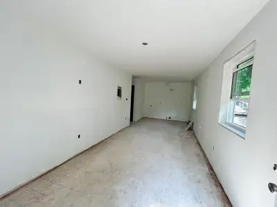 1 bed 1 bath upper apartment