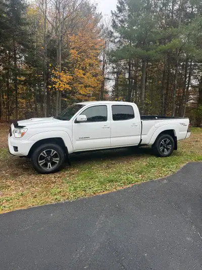 2012 Toyota Tacoma in excellent condition Please call Luc 506-479-2226