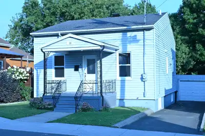 Une belle petite maison et une cour juste pour vous ! - Quartier résidentiel très tranquille et bien...