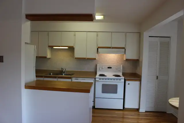Comfortable townhouse for rent in Kanata. Two minutes to the 417 in Long Term Rentals in Ottawa - Image 12