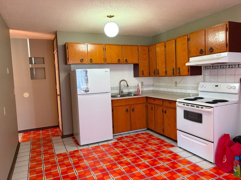 Abbeydale main floor 3 bedroom, parking,$ 1380/ m + 60% utilitie 2