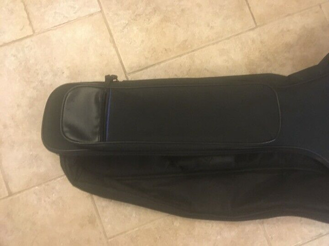 Voyager Soft Guitar Case Lots Of Storage Area Great Condition in Arts & Collectibles in City of Toronto - Image 3