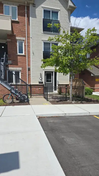Mississauga 2 Bedroom Rental - Perfect Starter Home (Townhouse)