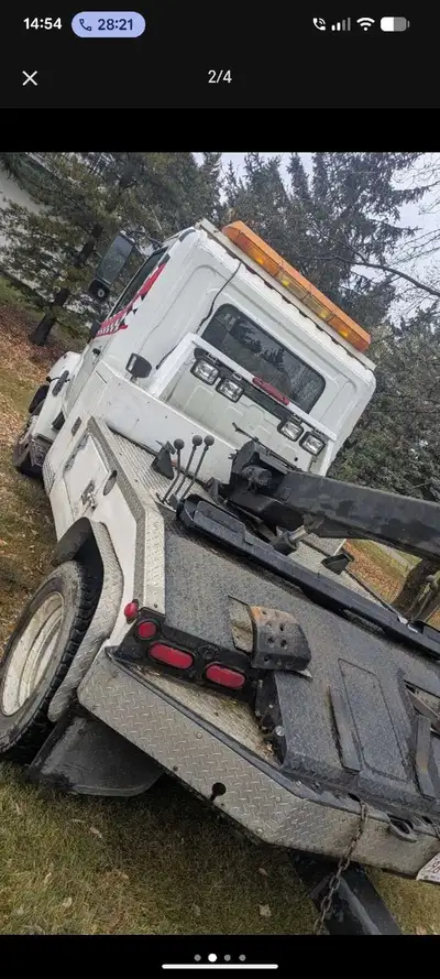 2007 Heavy duty tow truck with 5.9L Cummins engine only 380000km with a dolly . Automatic, diesel ,...