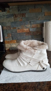 Size 9 White Winter Booties