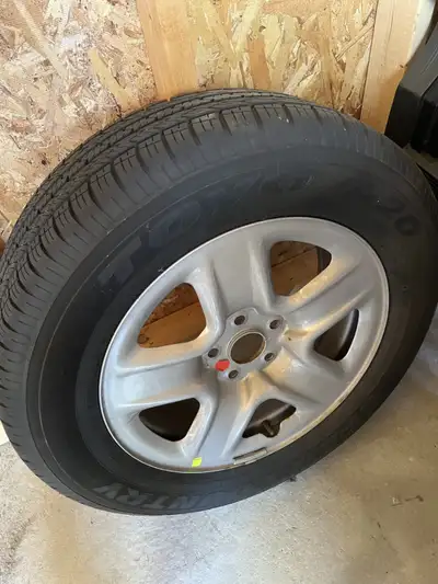 4 pneus Michelin 225/65/R17 quatre saison sur jantes en bon état, Roue de secours Toyo 225/65/R17 ja...