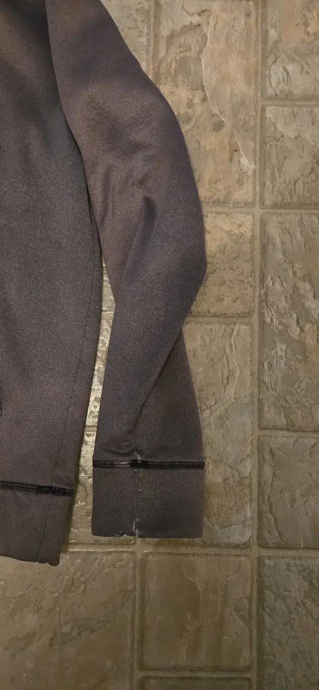 Under Armour Hoodie in Men's in Cole Harbour - Image 4