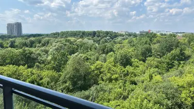 Modern 1 Bedroom + Den Condo for Rent in Etobicoke – 2 Full B