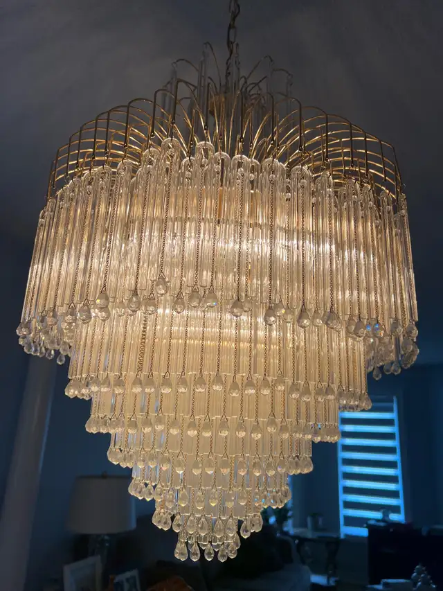 Vintage Brass Crystal Chandelier in Indoor Lighting & Fans in Markham / York Region - Image 4