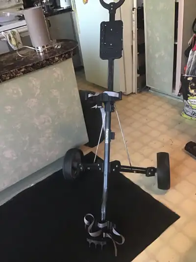 Chariot de golf. Avec 2 roues,en bonne condition, demande 60$ 450 928-1421