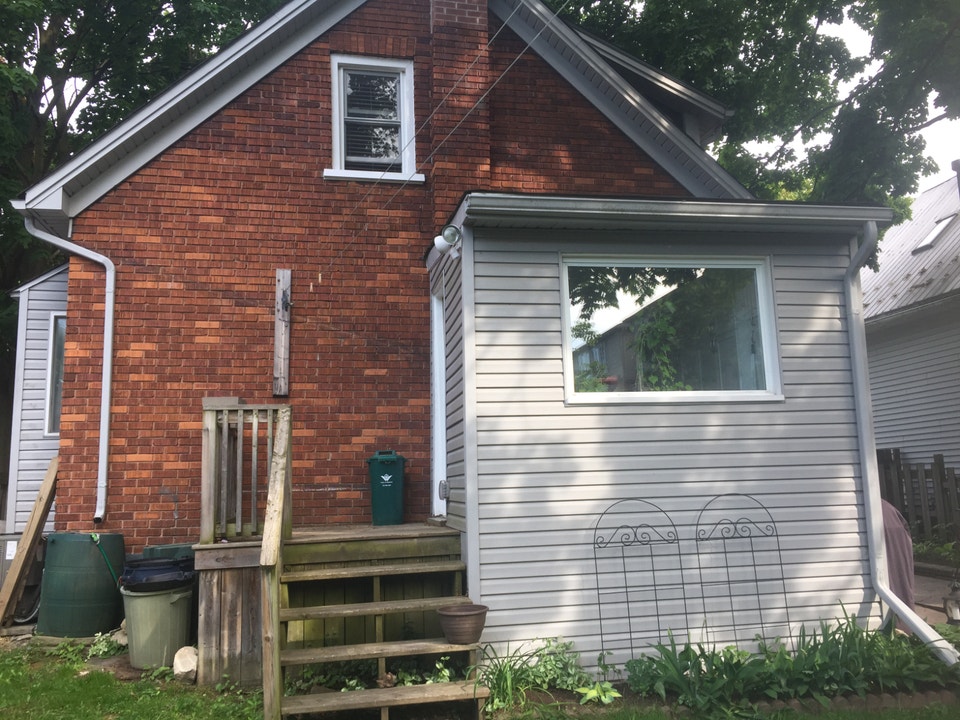 Uptown Waterloo Gem.... location, location, location! 3