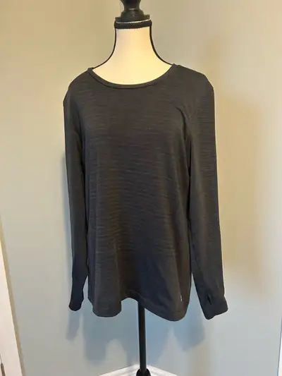 This is a Tuff Athletics long-sleeved top in size XL. It is a charcoal grey colour and has thumb hol...