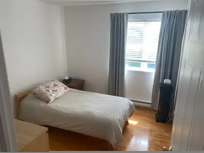 Chambre privée à louer POUR ÉTUDIANTE OU TRAVAILLEUSE(EUR) Dans un 4 1/2 lumineux à Mont-Saint-Hilai...