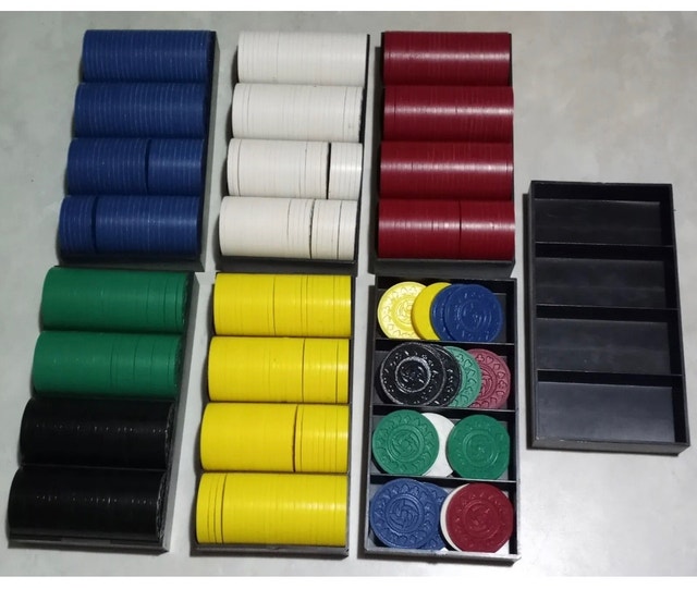 RARE Vintage 500 piece plastic Poker Chip Set w/ Black Wood Case Arts