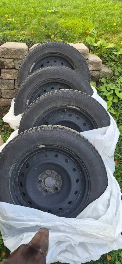 Pneu d'hiver 225/60/R17 de marque NORD FROST XL 103T M.S CLOUTÉ monte sur rim acier qui était sur un...