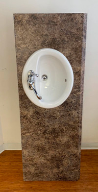 50$  Lavabo & Comptoir de Vanité   //  Vanity Sink & Countertop